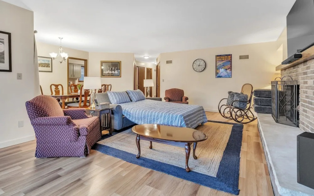 photo 2 of Amazing Hideaway - Short Walk To Hoyt Park! 3 Bedroom Townhouse by Redawning
