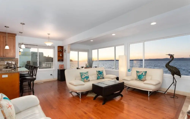photo 2 of Amazing Sunsets At 3br Over The Puget Sound 3 Bedroom Home by Redawning