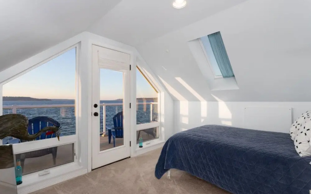 photo 3 of Amazing Sunsets At 3br Over The Puget Sound 3 Bedroom Home by Redawning