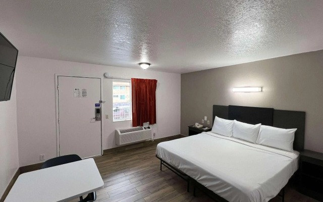 photo 4 of Motel 6 Orange, CA - Anaheim