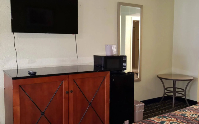 photo 3 of American Inn