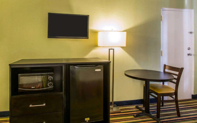 photo 2 of America's Best Inn Davenport