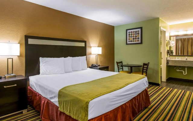 photo 3 of Rodeway Inn Davenport - Maingate South