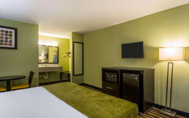 photo 4 of Rodeway Inn Davenport - Maingate South
