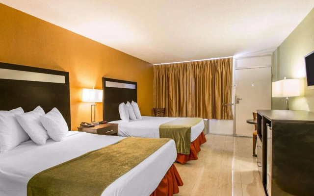 photo 5 of Rodeway Inn Davenport - Maingate South