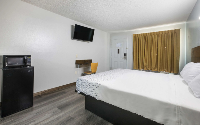 photo 4 of Americas Best Value Inn Stockbridge