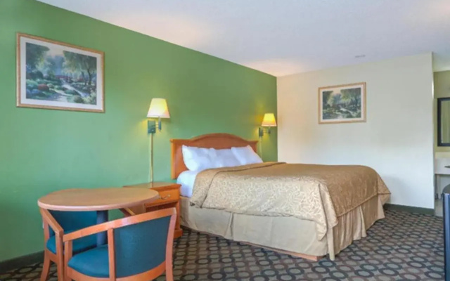 photo 4 of Economy Inn Ashburn GA I-75