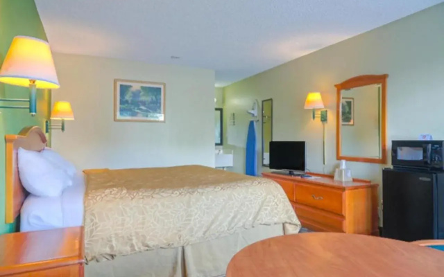 photo 5 of Economy Inn Ashburn GA I-75