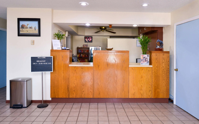 photo 2 of Americas Best Value Inn Sullivan