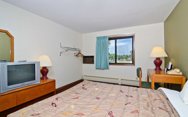 photo 3 of Super 8 by Wyndham Hayward WI