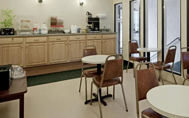 photo 2 of Springfield Inn