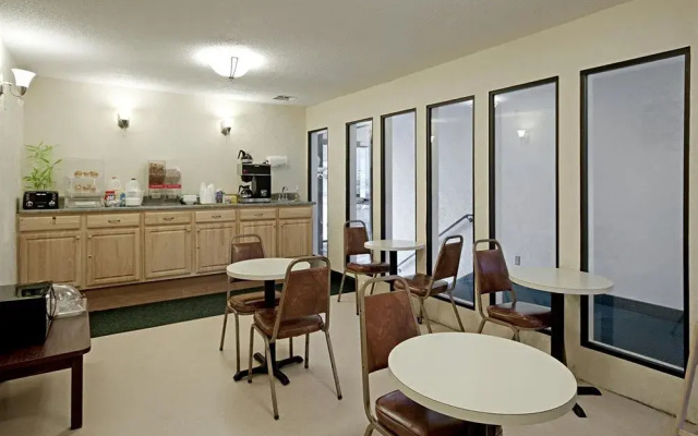 photo 3 of Americas Best Value Inn - Springfield / Glenstone