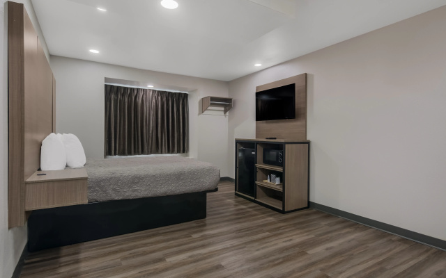 photo 3 of Americas Best Value Inn & Suites Lake Charles at I-210 Exit 5
