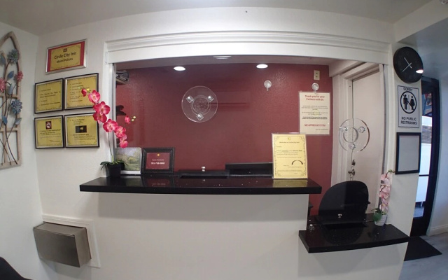 photo 2 of Circle City Inn