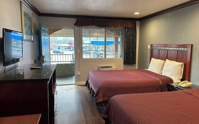 photo 3 of Circle City Inn