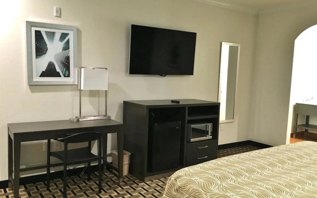 photo 2 of Regency Inn and Suites
