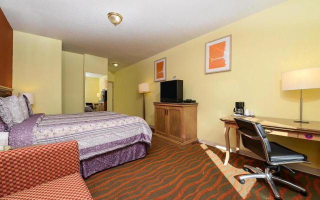 photo 3 of Travelodge by Wyndham Winter Haven