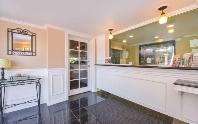 photo 2 of Laguna Inn & Suites