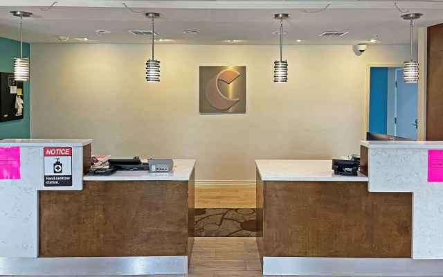 photo 2 of Comfort Inn & Suites Sarasota I75