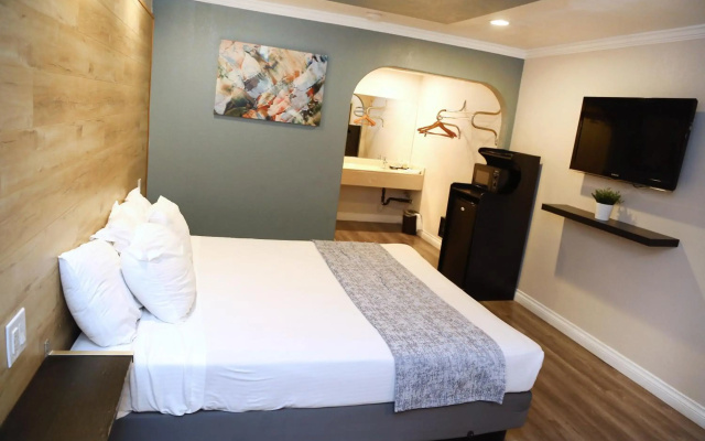 photo 3 of Anaheim Executive Inn & Suites