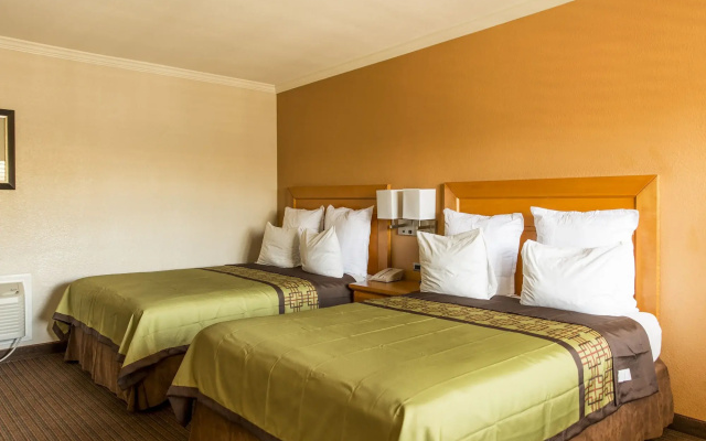 photo 2 of Anaheim Islander Inn and Suites