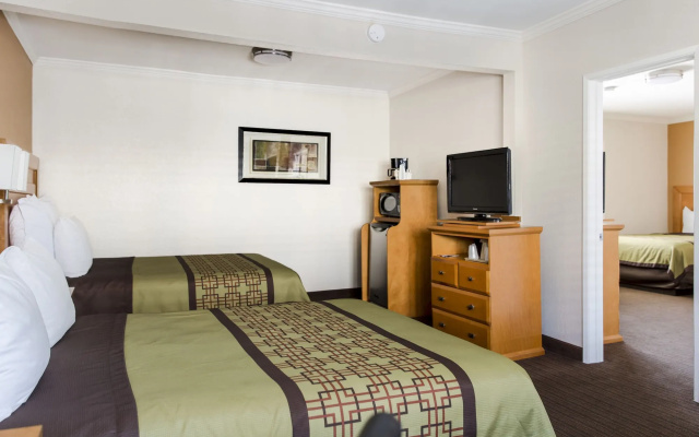 photo 3 of Anaheim Islander Inn and Suites
