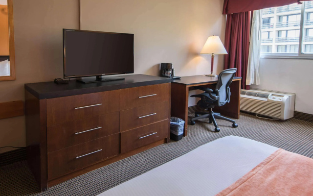 photo 3 of Howard Johnson by Wyndham Fullerton/Anaheim Conference Cntr