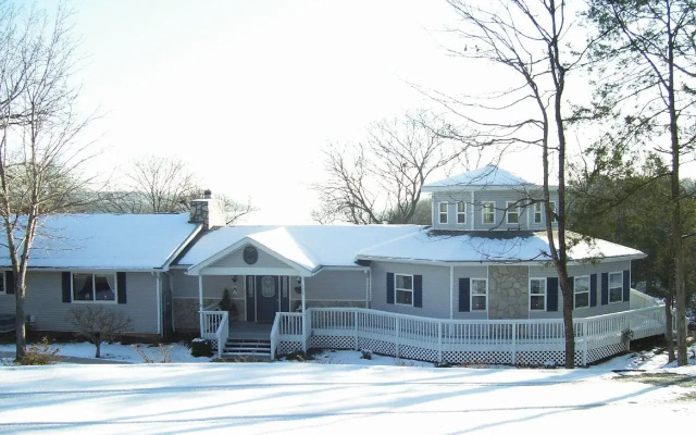 photo 2 of Anchor Inn on The Lake Bed and Breakfast