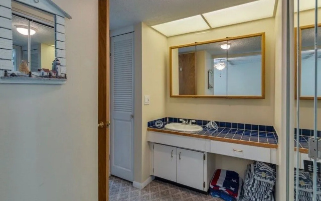 photo 2 of Anchors Away 1 Bedroom Condo by Redawning