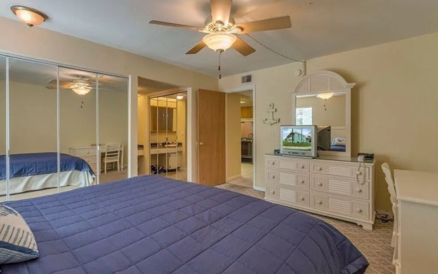 photo 3 of Anchors Away 1 Bedroom Condo by Redawning