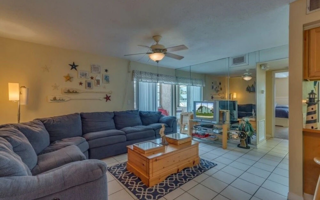photo 4 of Anchors Away 1 Bedroom Condo by Redawning
