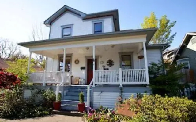 photo 3 of Anne Hathaway House