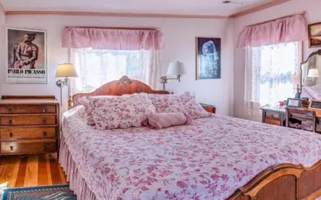 photo 4 of Anne Hathaway House