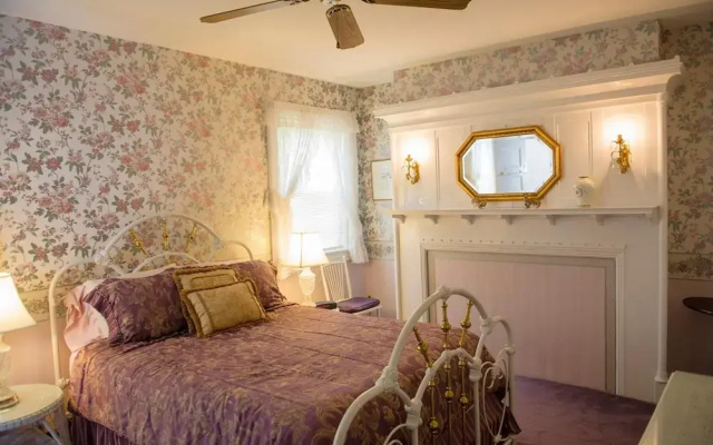 photo 4 of Anne's White Columns Inn