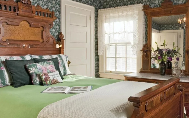 photo 3 of Applegate Inn