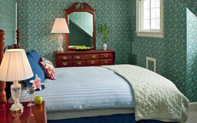 photo 5 of Applegate Inn