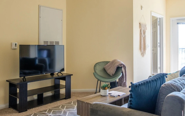 photo 2 of 1 and 2 BR Apts in Downtown by Frontdesk