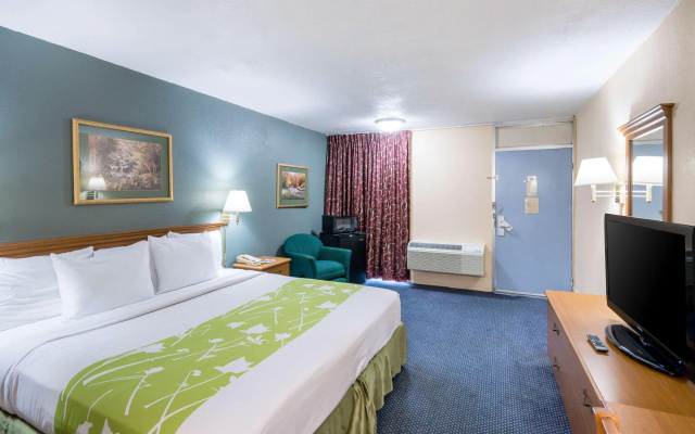 photo 4 of Rodeway Inn & Suites