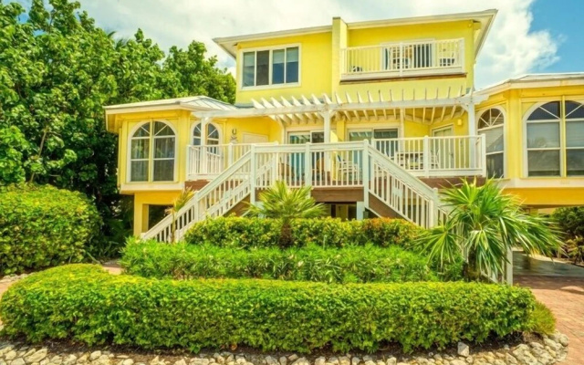 photo 4 of Ark 3 Bedroom Condo by RedAwning