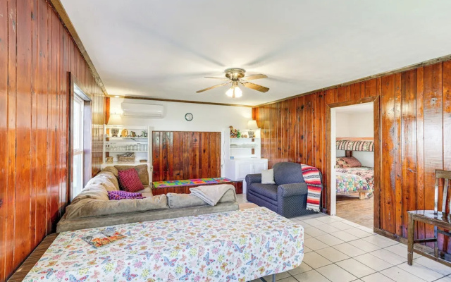 photo 4 of Arkansas Cabin w/ Deck < 1 Mi to Norfork Lake