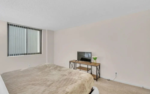 photo 2 of Arlington 2br/2ba Apartment In Crystal City 2 Bedroom Apts by RedAwning