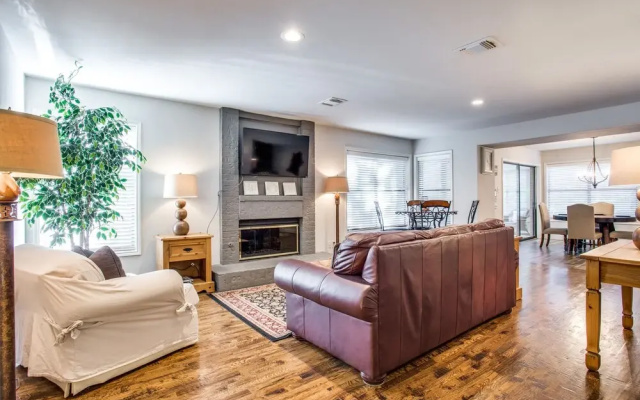 photo 4 of Arlington Manor - 5br/3ba Sleeps 18+ Hottub/firepit 5 Bedrooms 3 Bathr