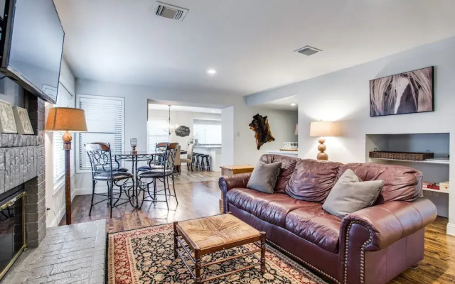 photo 5 of Arlington Manor - 5br/3ba Sleeps 18+ Hottub/firepit 5 Bedrooms 3 Bathr