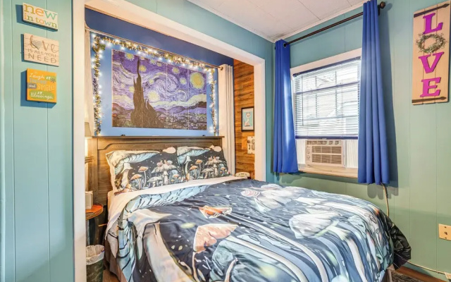 photo 5 of Artsy Cottage in Scotrun w/ Studio Space & Hot Tub