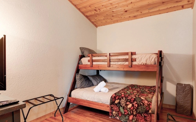 photo 5 of Asheville Town 3 Bedroom Cabin