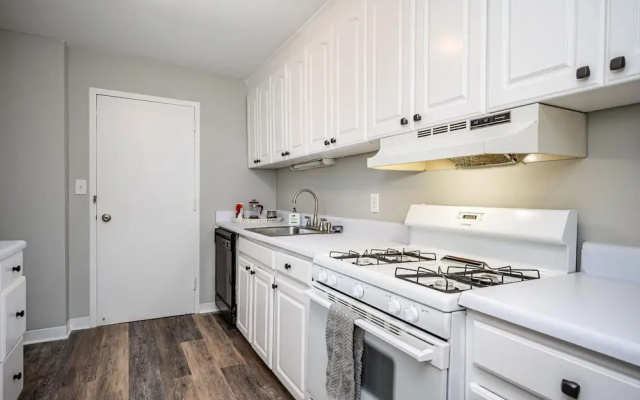 photo 3 of ATL Downtown 2B Condo with Free Parking