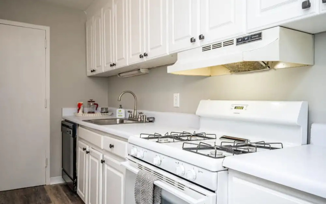 photo 4 of ATL Downtown 2B Condo with Free Parking