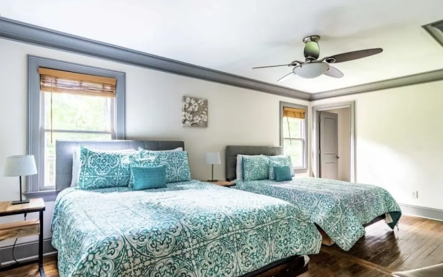 photo 3 of Atlanta Forest Sanctuary 5 Bedroom Home by RedAwning