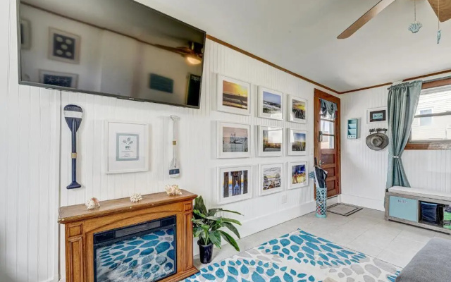photo 3 of Atlantic Shores Getaway steps from Jax Beach Private House Pet Friendly Near to the Mayo Clinic - UNF - TPC Sawgrass - Convention Center - Shopping Malls - Under 3 Hours from DISNEY