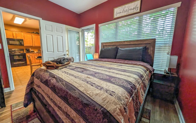 photo 3 of 4 - Bed home, w/ Cali King Bed - 12 mins. to DTWN